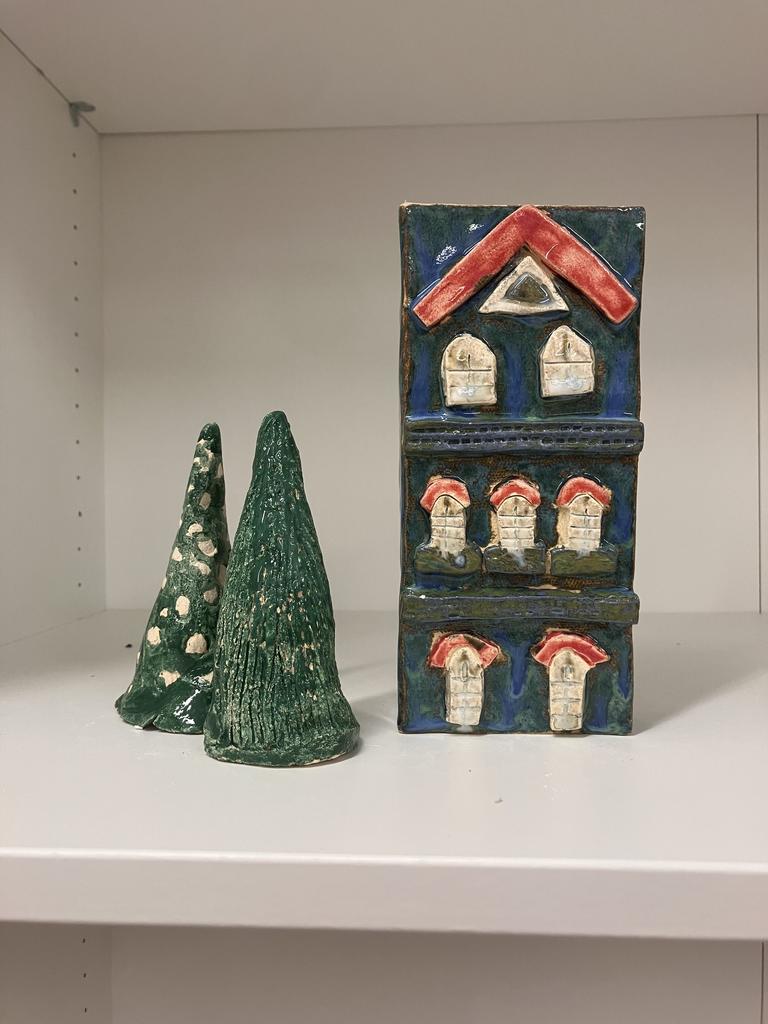 Hotel réalisé en poterie faisant penser à Noel